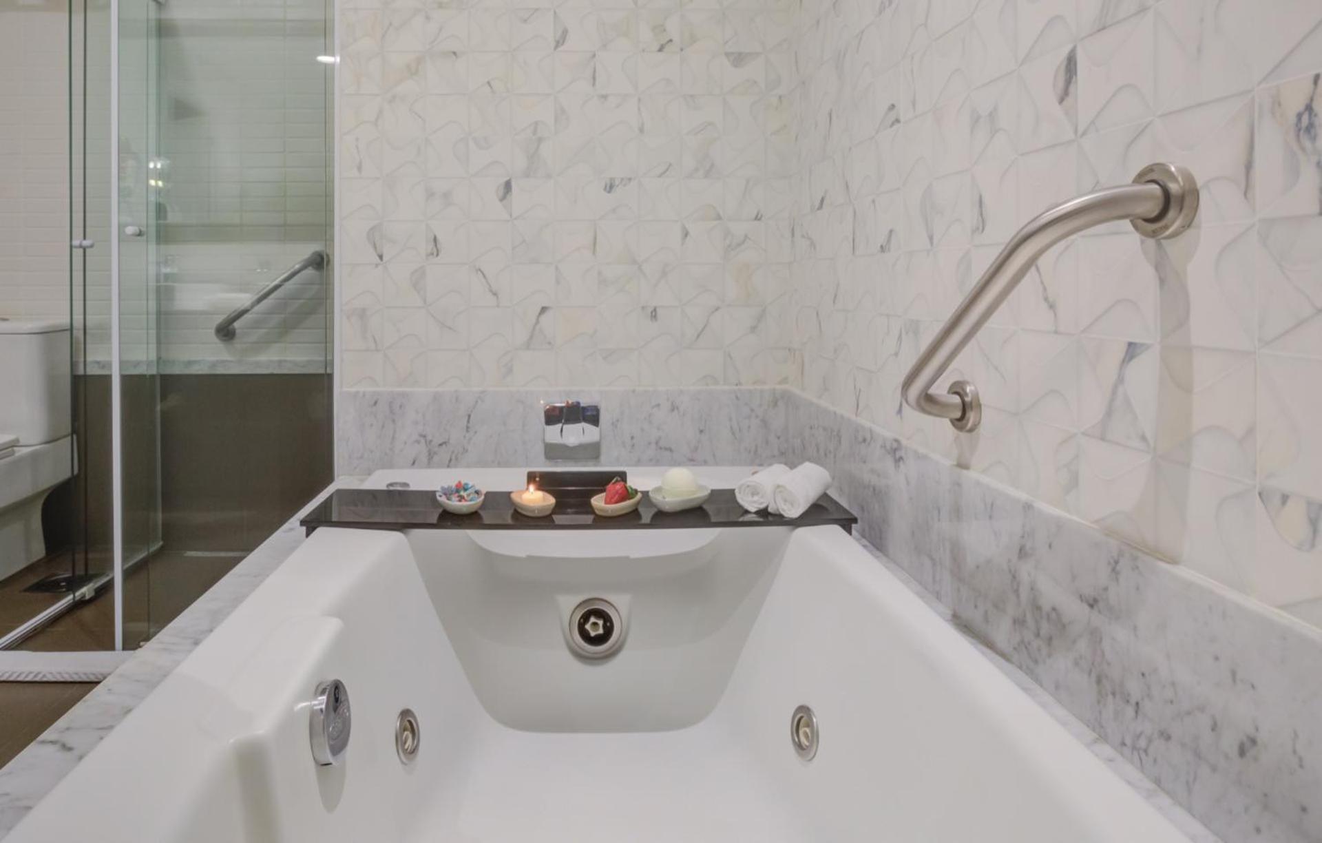 Transamerica Collection Гояния Екстериор снимка A bathtub with a shower door